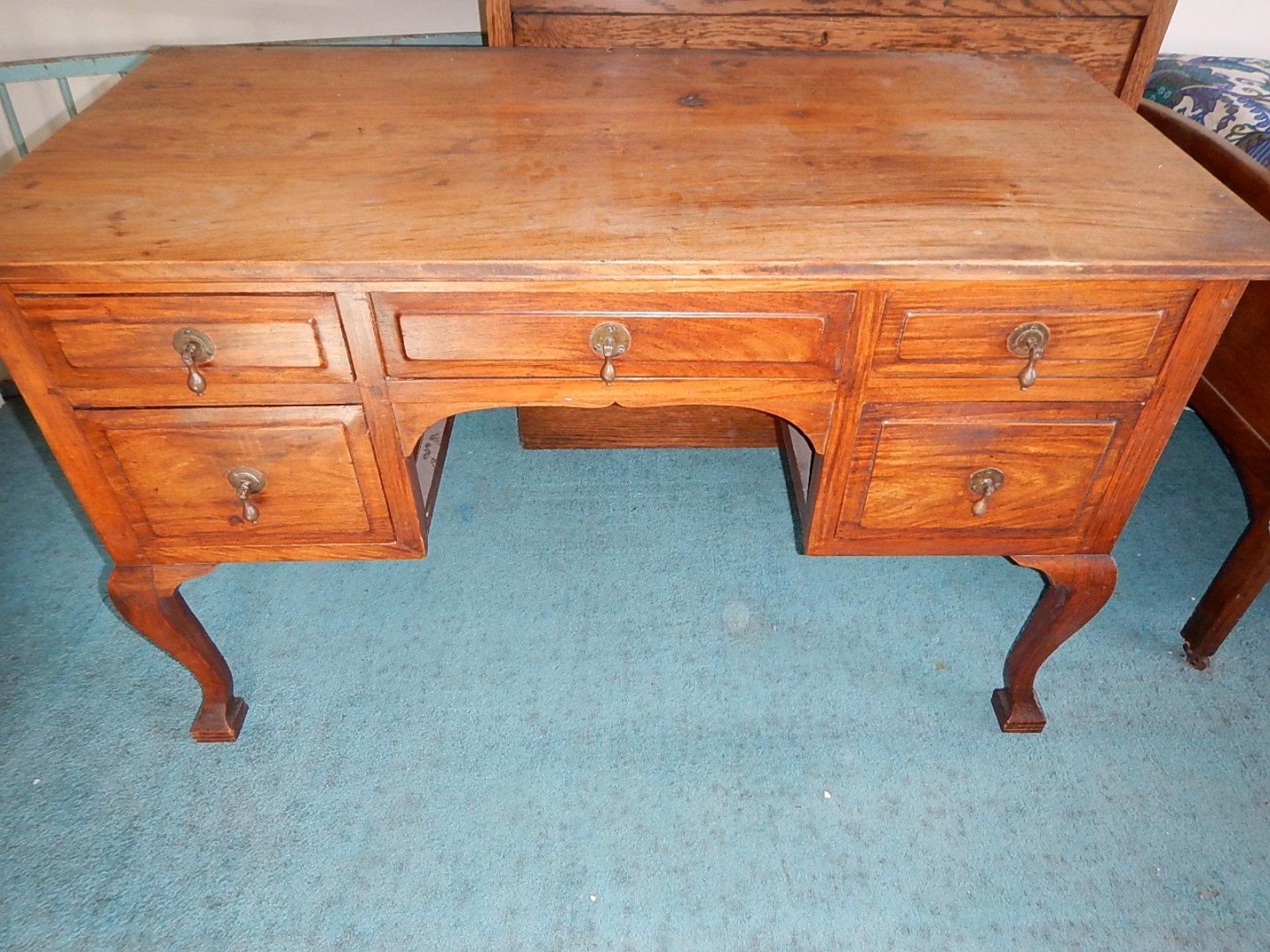 Appraisal: A mahogany kneehole dressing table or desk fitted with five