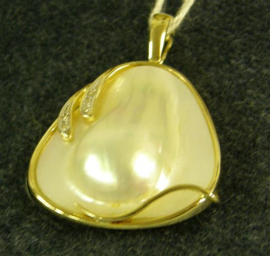 Appraisal: A DIAMOND SET YELLOW METAL MOUNTED BLISTER PEARL PENDANT