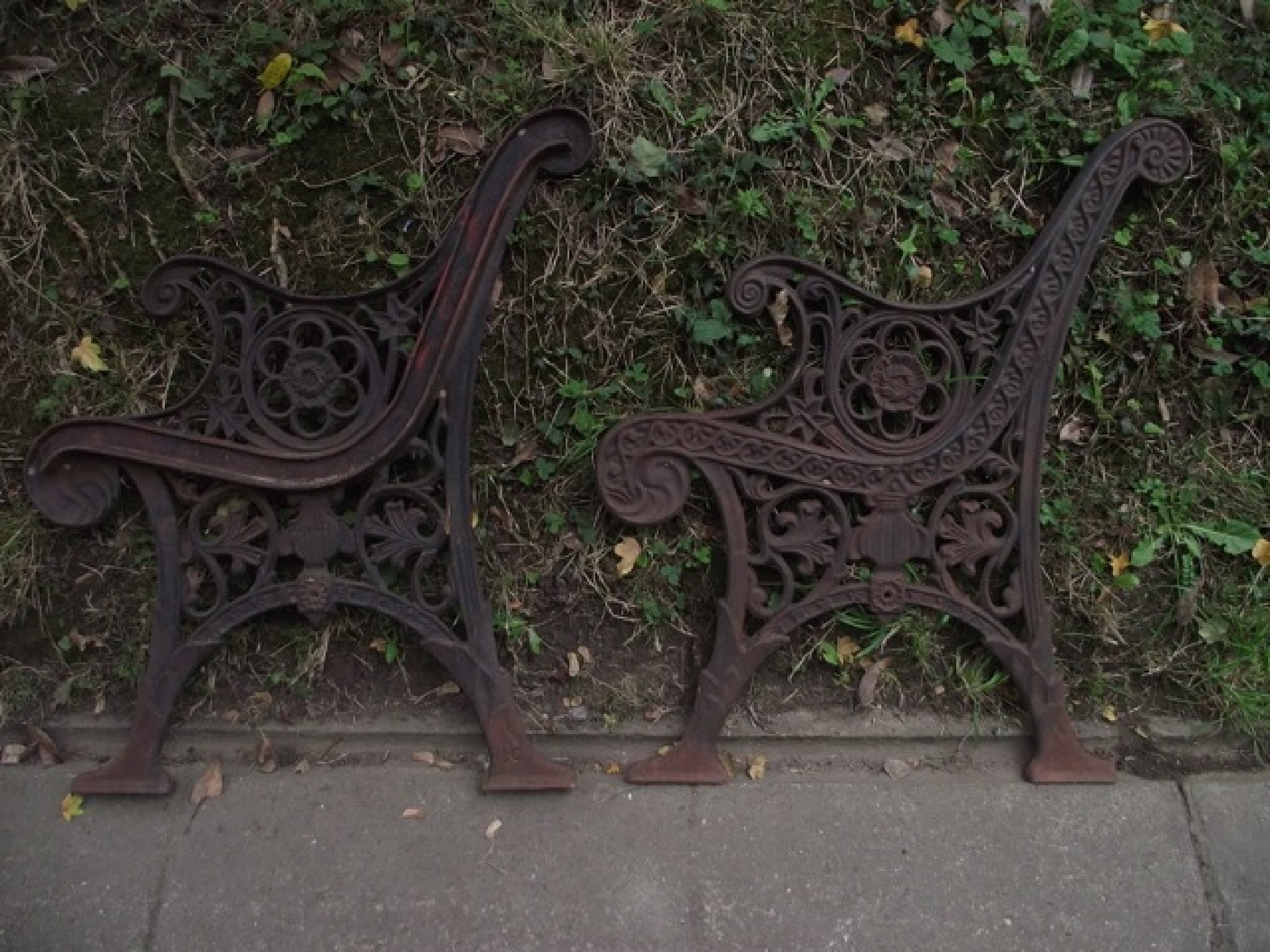 Appraisal: A pair of reproduction cast iron bench ends with pierced