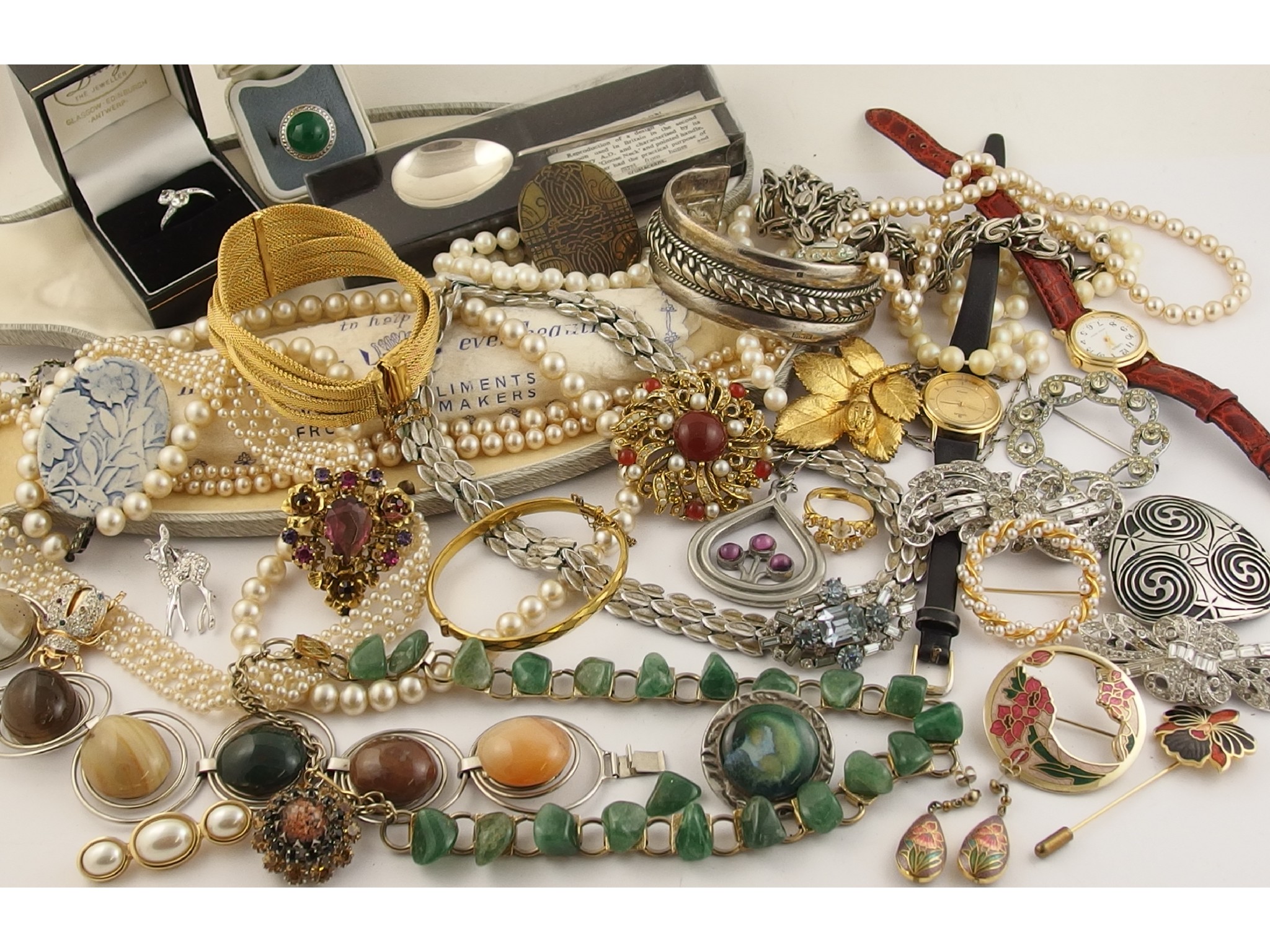 Appraisal: A collection of vintage costume jewellery to include an Egyptian