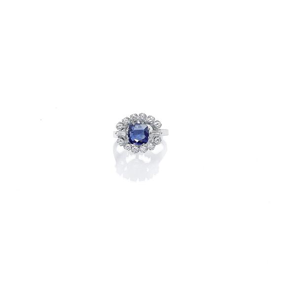 Appraisal: A SAPPHIRE AND DIAMOND RING White gold Classic and elegant