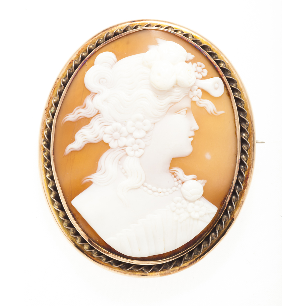 Appraisal: A cameo brooch of oval outline depicting a classical woman