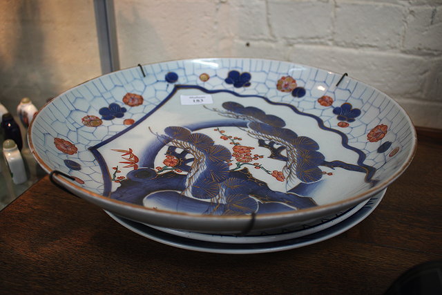 Appraisal: A JAPANESE IMARI DECORATED PORCELAIN CHARGER depicting a tree in