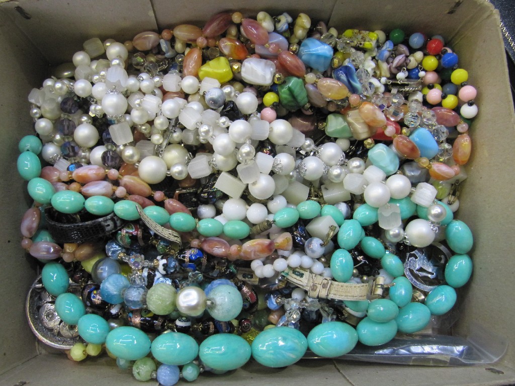 Appraisal: Box of costume beads