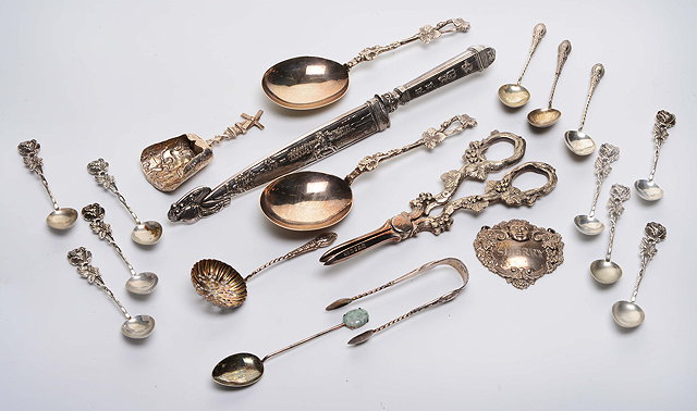 Appraisal: A PAIR OF SILVER SPOONS with vine leaf pattern handles