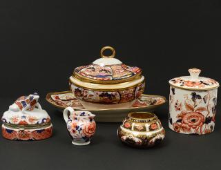 Appraisal: GROUP OF FIVE VARIOUS PORCELAIN TABLE ARTICLES Comprising English th