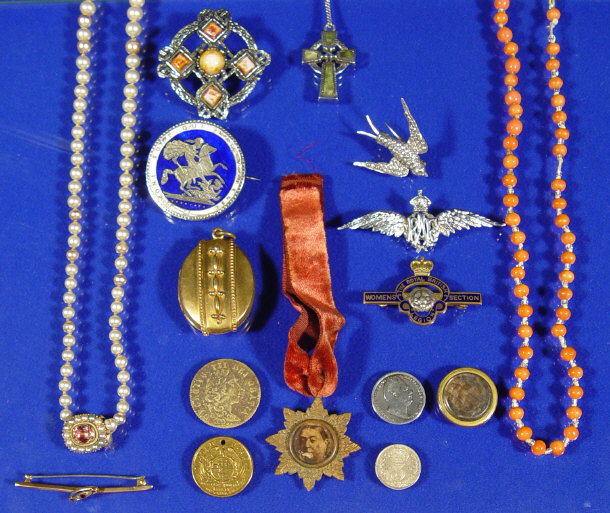 Appraisal: Quantity of assorted jewellery including bar brooches coin brooches coral