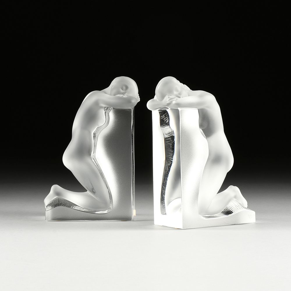 Appraisal: A PAIR OF LALIQUE R VERIE FROSTED CRYSTAL FIGURAL BOOKENDS