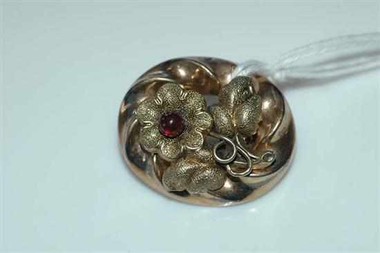 Appraisal: A VICTORIAN GOLD GARNET SET BROOCH