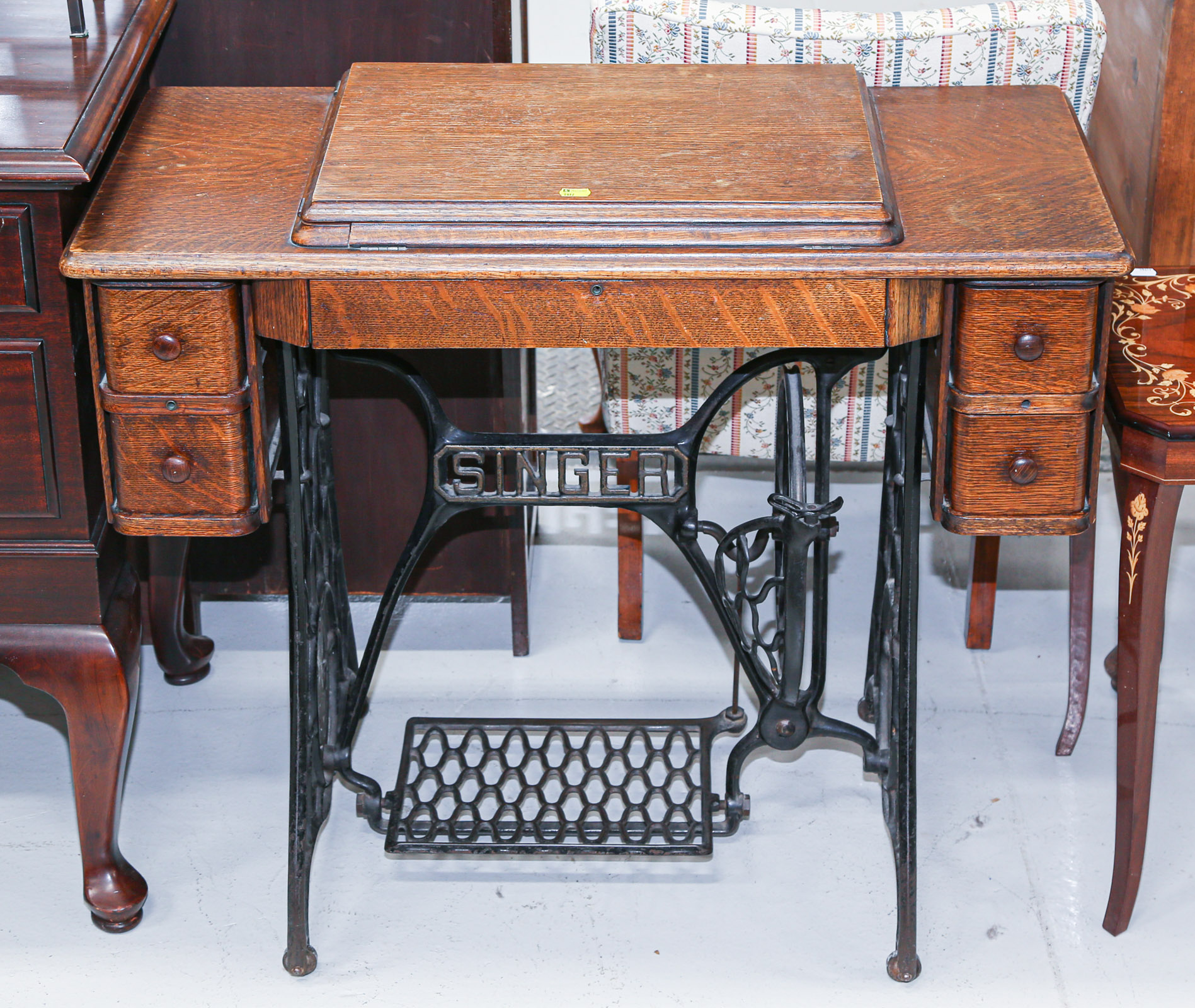 Appraisal: SINGER SEWING MACHINE CABINET Early th century quarter sawn oak