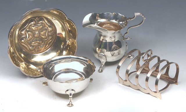 Appraisal: A COLLECTION OF MISCELLANEOUS SILVER including a Georgian style cream