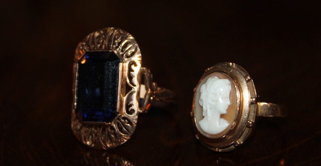 Appraisal: A CARAT GOLD RING with oval stylised cameo setting together