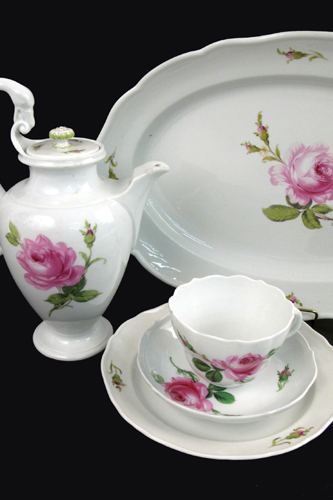 Appraisal: A PIECE MEISSEN PORCELAIN DINNER SET in a pink rose