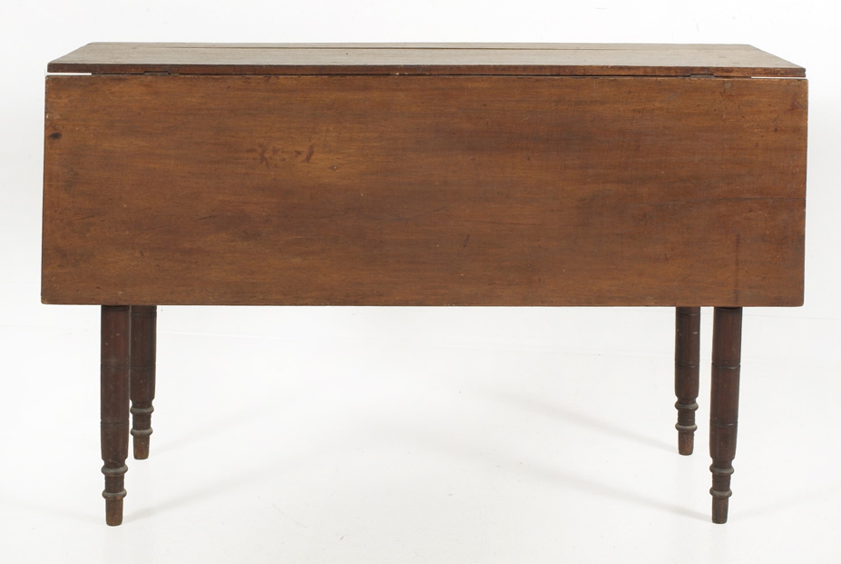 Appraisal: ANTIQUE AMERICAN SHERATON DROP-LEAF TABLE Mid th CenturyWith turned legs