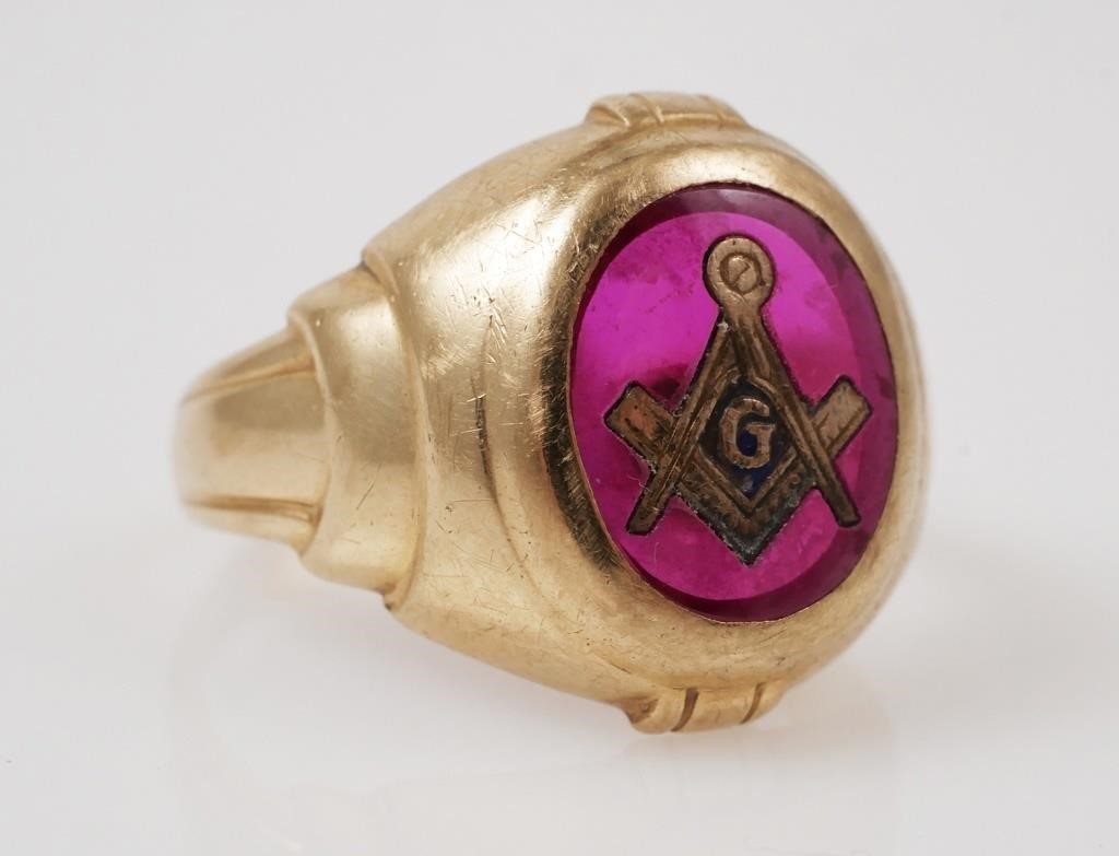 Appraisal: Vintage Freemasonry K yellow gold masonic ring with gold square