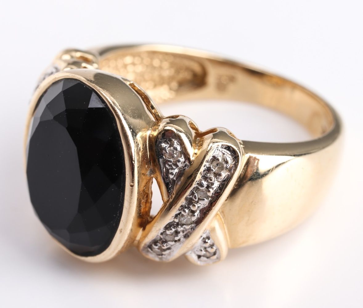 Appraisal: K YELLOW GOLD ONYX DIAMOND RING K yellow gold onyx