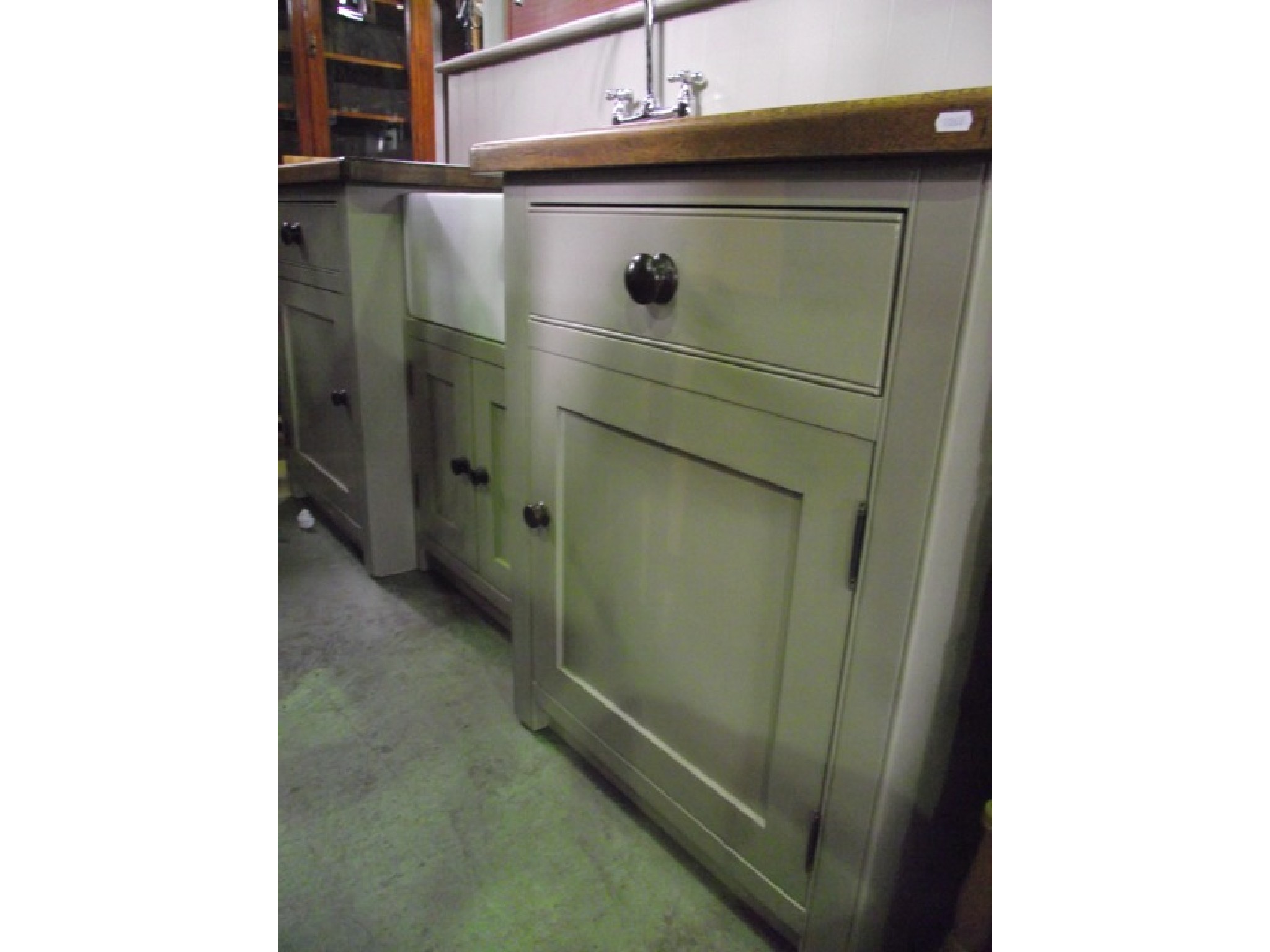 Appraisal: A good quality bespoke freestanding kitchen sink unit solid oak