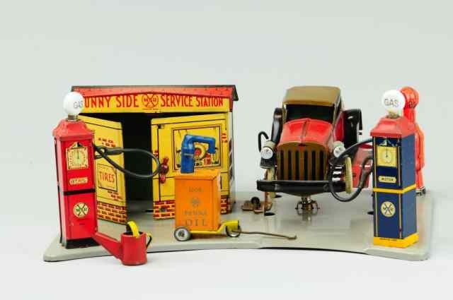 Appraisal: MARX ''SUNNY SIDE SERVICE STATION'' WITH AUTO Battery operated gas