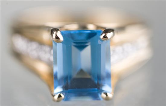 Appraisal: KT yellow gold Swiss blue topaz ring Ring contains one