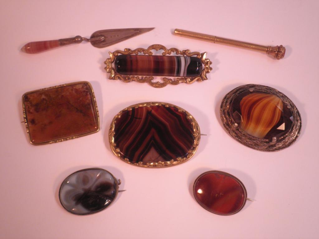 Appraisal: An agate brooch set in yellow metal mount another similar