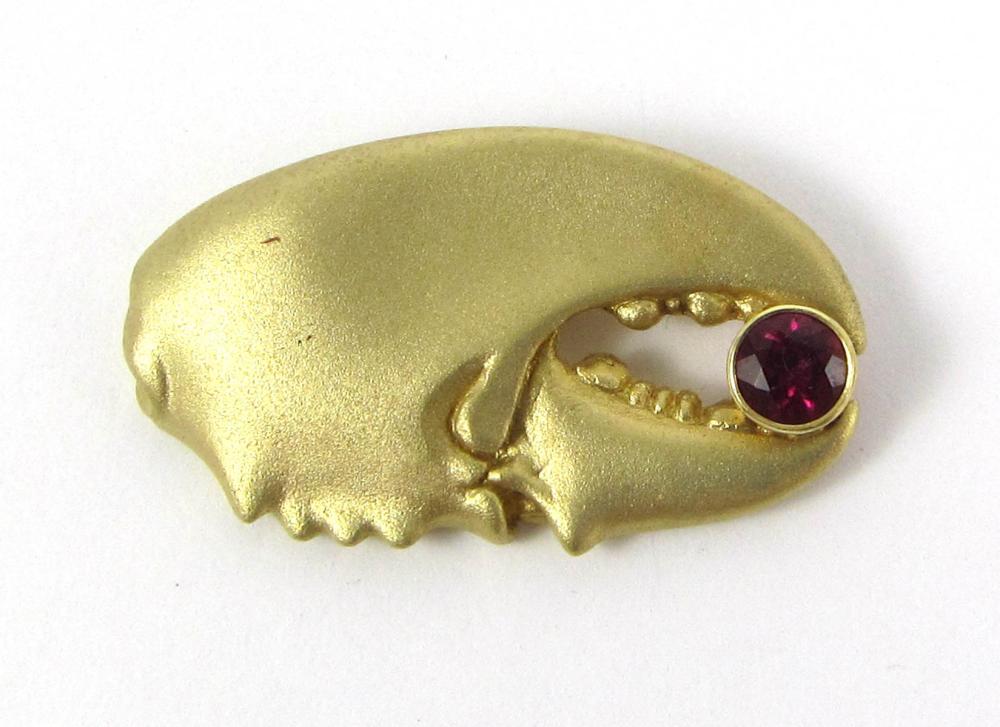 Appraisal: EIGHTEEN KARAT GOLD LOBSTER CLAW BROOCH the burnished yellow gold