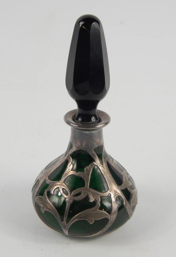 Appraisal: An early thC green glass scent bottle and stopper with