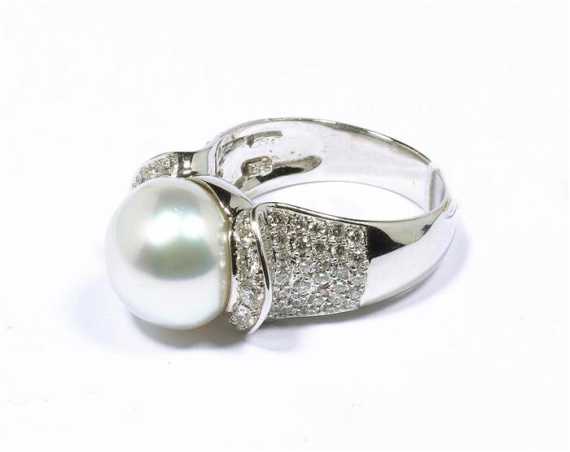 Appraisal: PEARL AND DIAMOND RING White gold Elegant ring set with