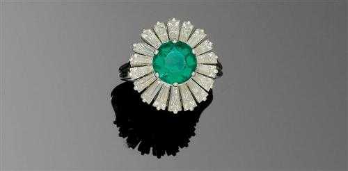 Appraisal: EMERALD AND DIAMOND RING ca Platinum Classic entourage model the