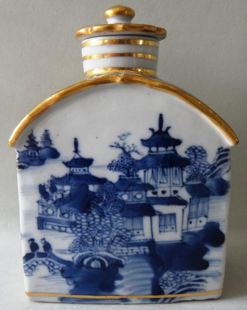 Appraisal: A Chinese export porcelain arched rectangular tea canister and cover