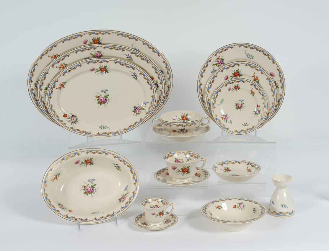 Appraisal: SYRACUSE LADY LOUISE FINE CHINA Approx pieces in the ''Lady