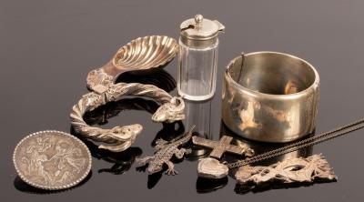 Appraisal: A quantity of silver and white metal including a hinged