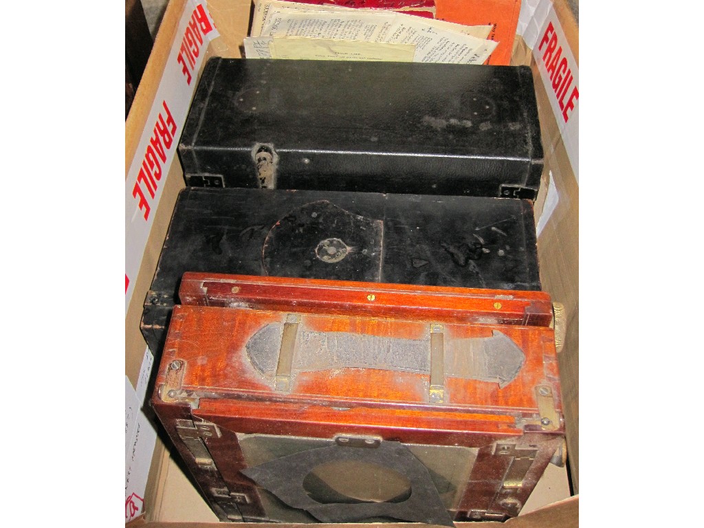 Appraisal: Box of cameras including a plate camera