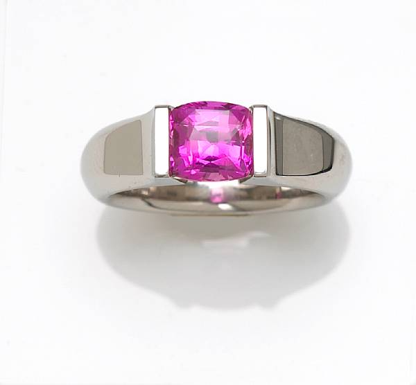 Appraisal: A natural pink sapphire ring featuring a rectangular cushion-shaped pink