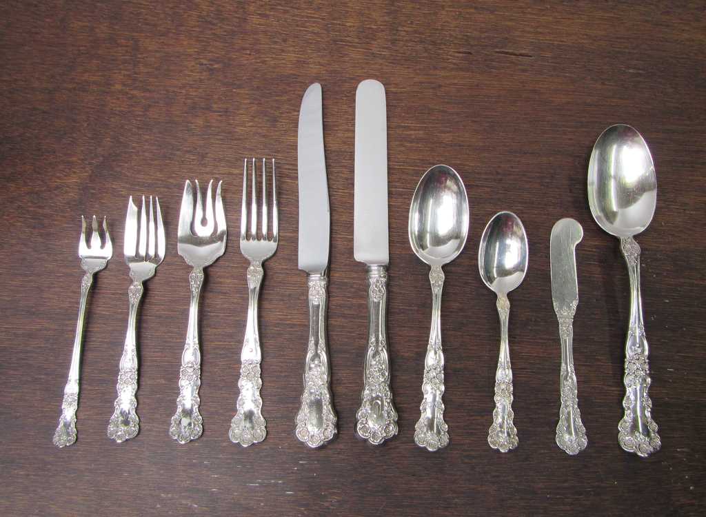 Appraisal: GORHAM BUTTERCUP STERLING SILVER FLATWARE SET one hundred eight pieces