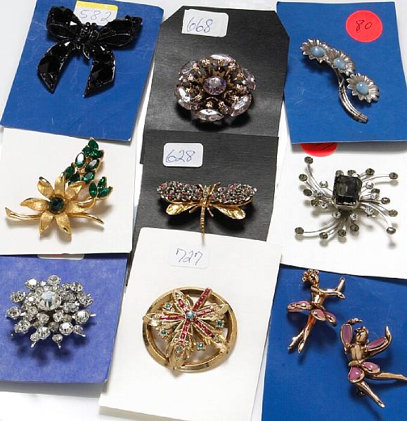 Appraisal: A collection of costume jewelry brooches