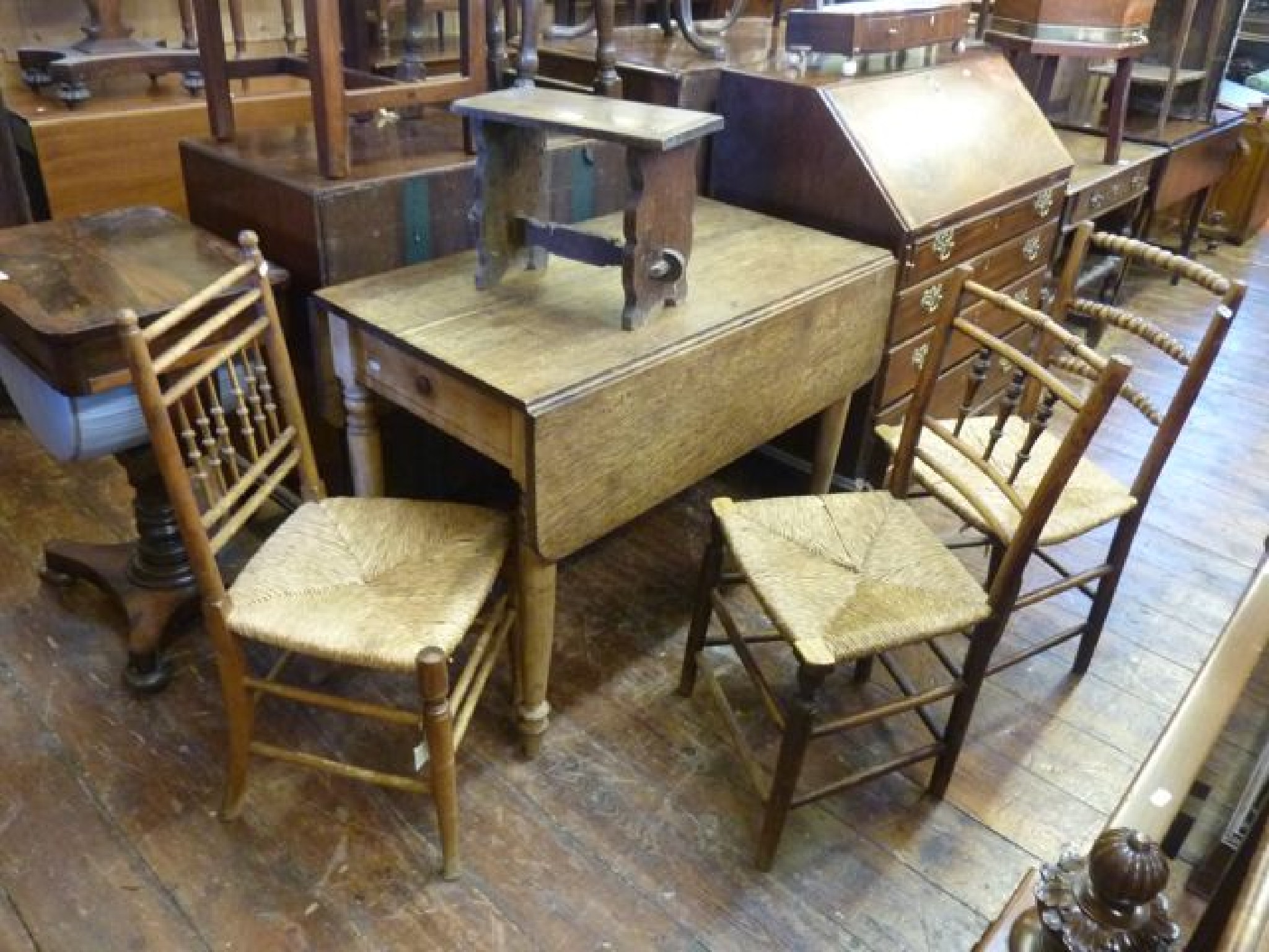 Appraisal: A th century oak and pine drop leaf kitchen table