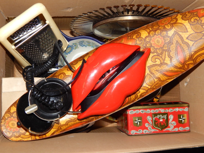 Appraisal: Various items of retro collectables to include a laminate tray