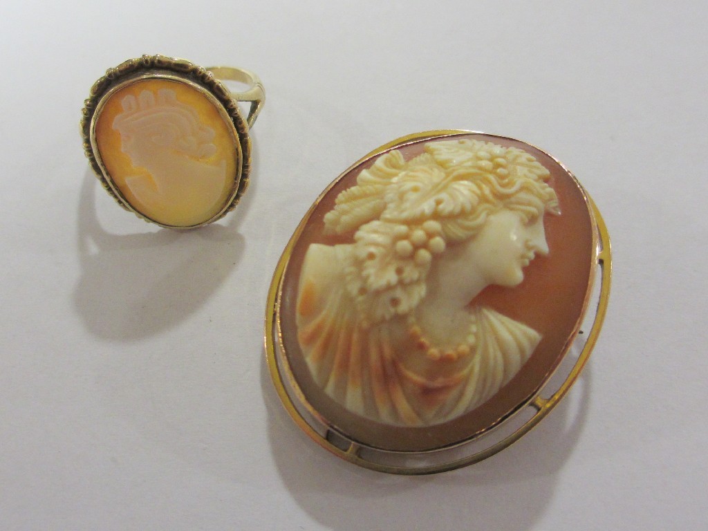 Appraisal: Lot comprising a ct gold mounted cameo brooch and a