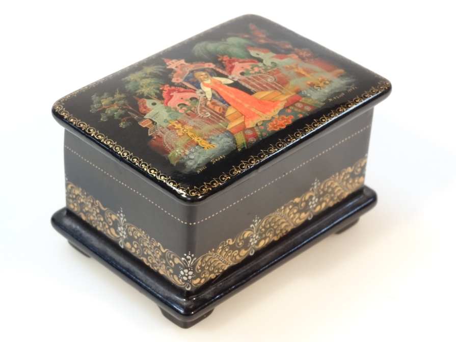 Appraisal: An early thC Russian papier mache box the rectangular lid