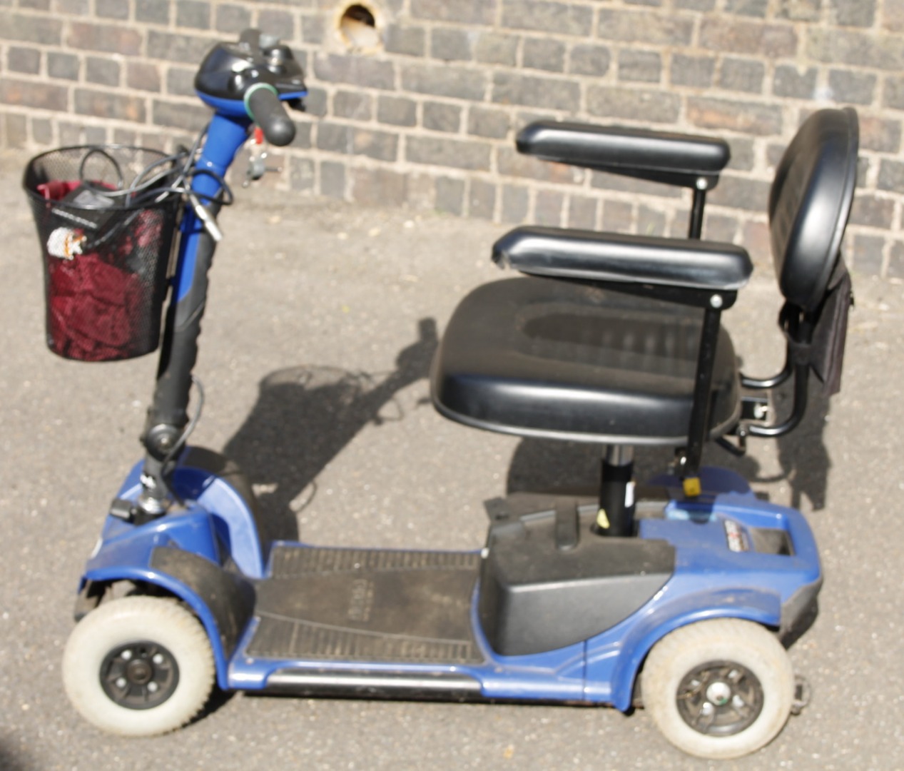 Appraisal: A four wheeled mobility scooter in blue and black trim