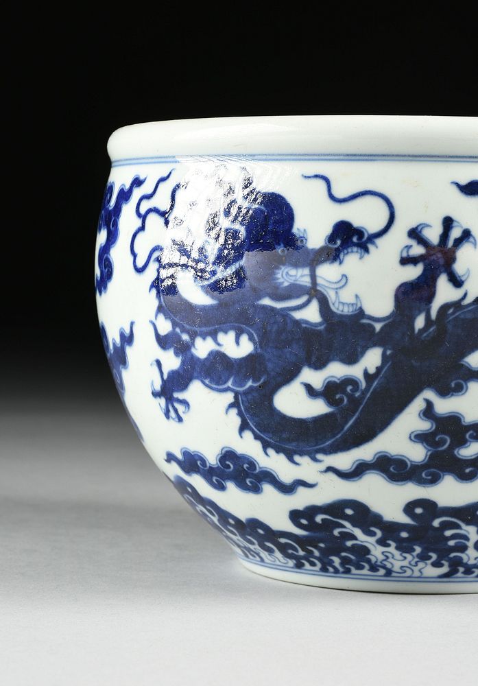 Appraisal: A CHINESE BLUE AND WHITE DRAGON PORCELAIN PLANTER QIANLONG MARK