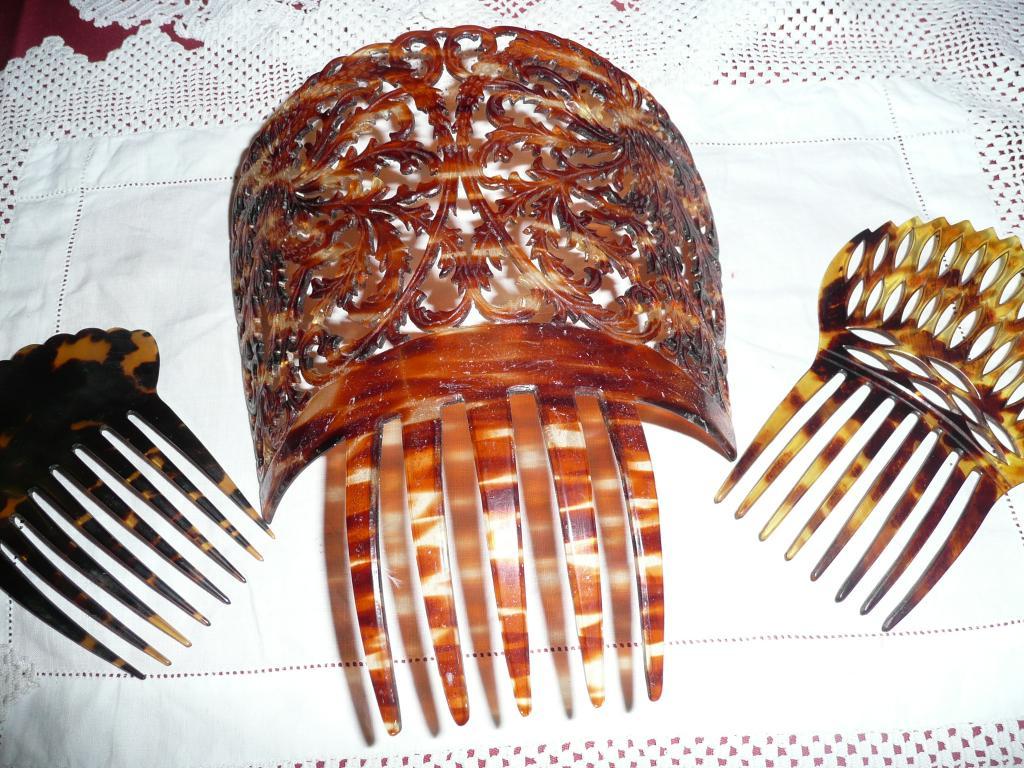 Appraisal: A decorative Mantilla hair comb in faux tortoise-shell plus two