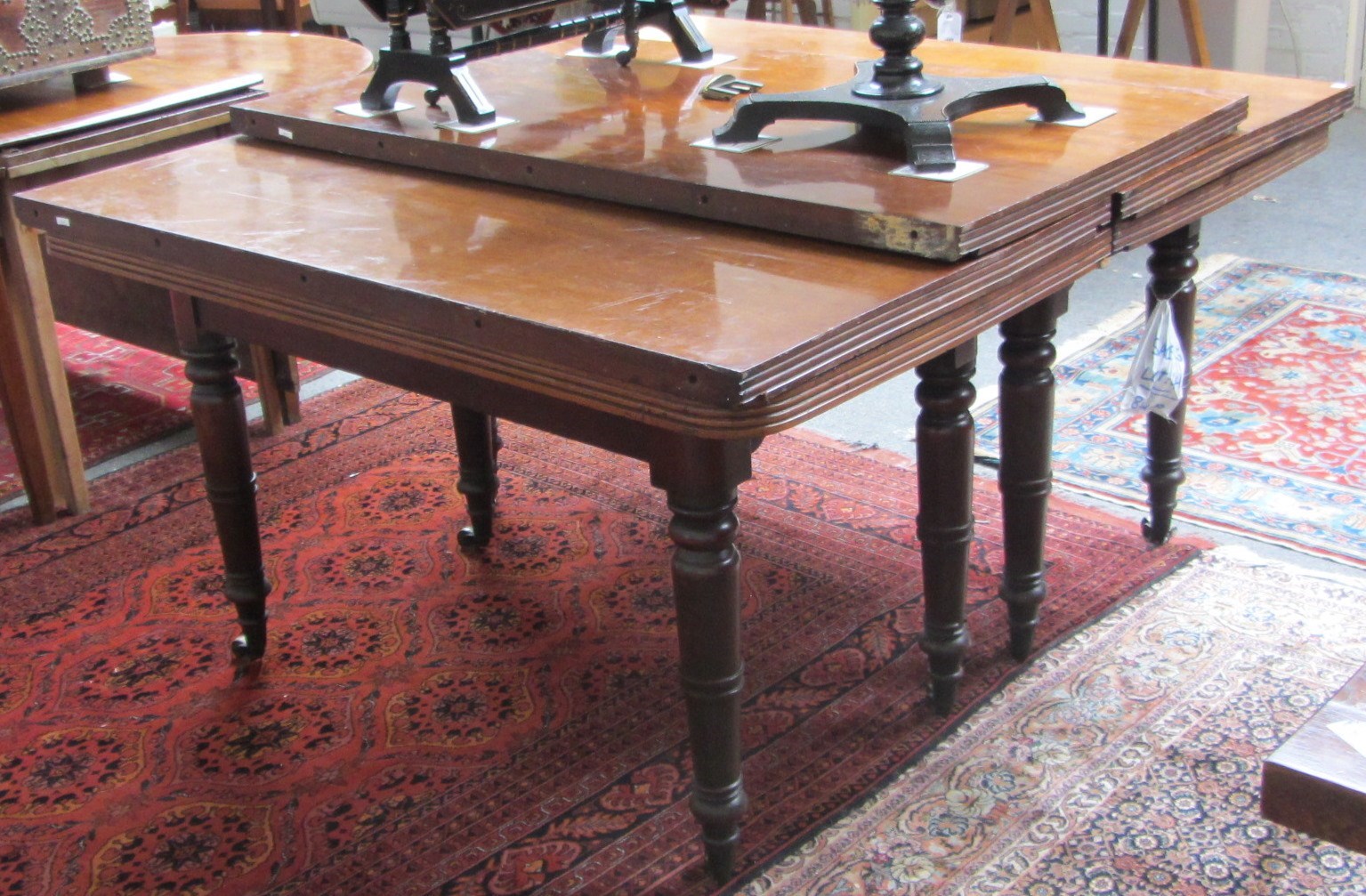 Appraisal: An early Victorian mahogany extending dining table the pivot top