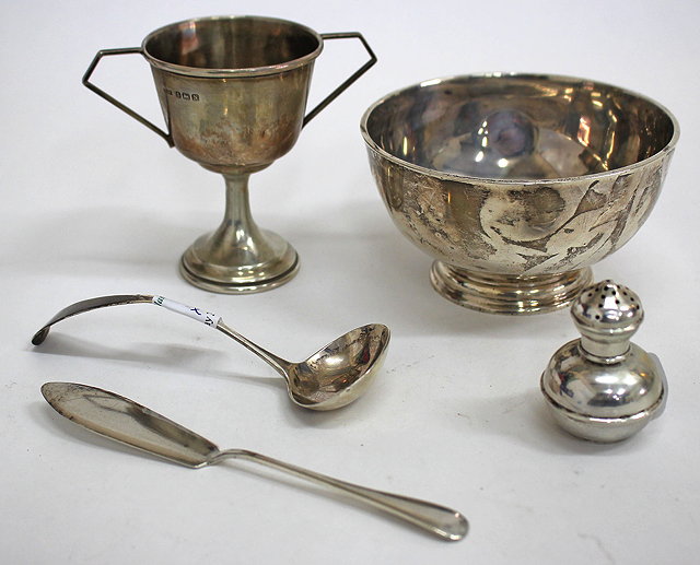 Appraisal: A SILVER BOWL cm diameter and approximately grams in weight