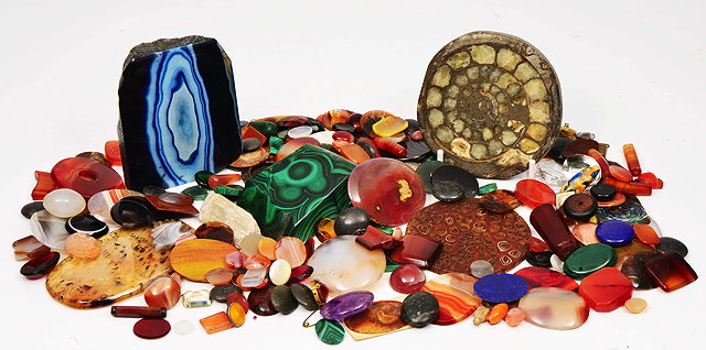 Appraisal: A COLLECTION OF POLISHED AGATE and other hardstones