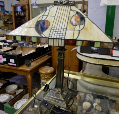 Appraisal: Tiffany style lamp crack to shade