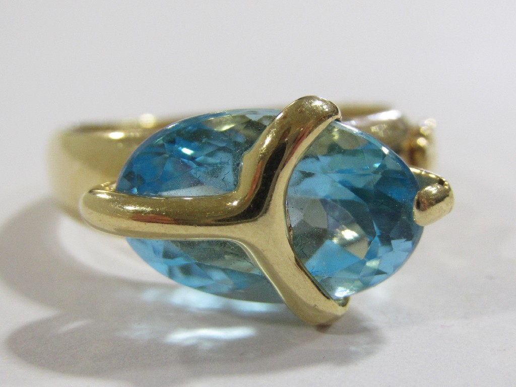 Appraisal: Eighteen carat gold blue topaz single stone ring