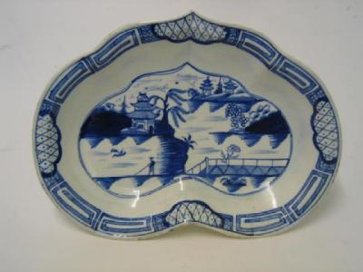 Appraisal: A CAUGHLEY PORCELAIN DISH late th century of inverted heart