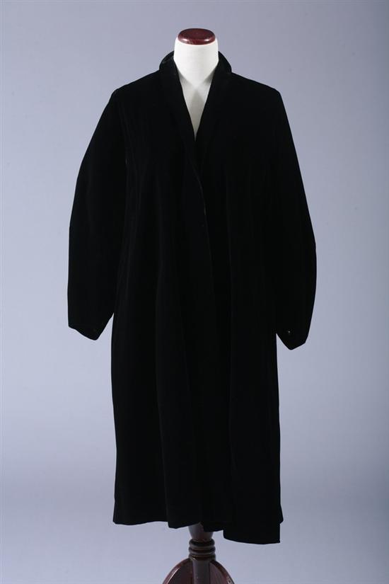 Appraisal: VINTAGE BLACK VELVET EVENING COAT s A-line calf-length long sleeves