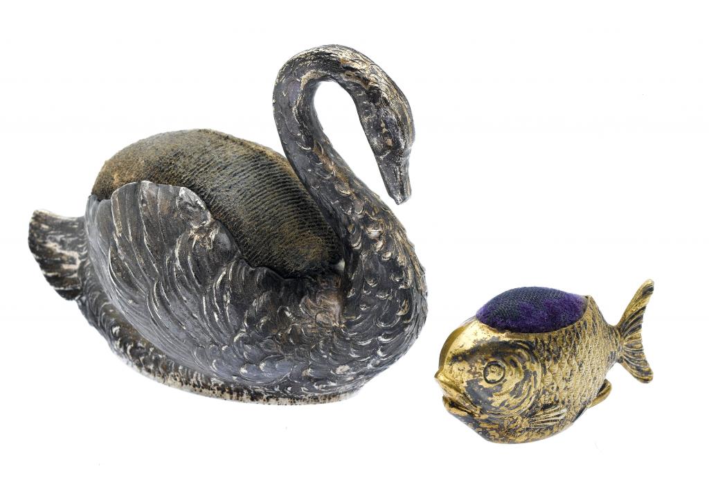 Appraisal: A CONTINENTAL SILVER SWAN NOVELTY PIN CUSHION AND AN EDWARD